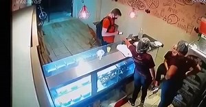 robbery gone wrong in Brazil,thieves get distracted and customer inside store pulls handgun,killing one(Infos)