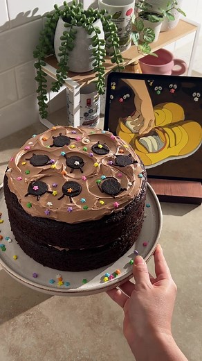 soot sprite cake ✨ it’s a soft and fudgy chocolate cake with a silky chocolate buttercream and decorated with my fave lil studio ghibli dust bunny dudes (they’re mini oreos!). i can’t think of a better way to bake then with spirited away playing in the background 🫶 recipe linked in my bio as usual! #sootsprites #studioghibli #chocolate #chocolatecake #baking