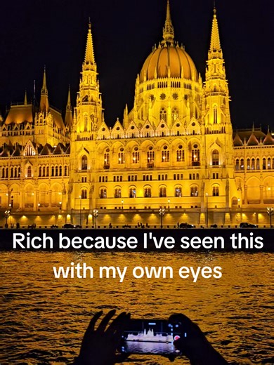 Seeing the Hungarian Parliament building illuminated from a boat gently floating on the Danube is an experience you'll won't forget - make sure to book a night river cruise when you are in Budapest! #budapestnightcruise #parliamentatnight #budapestatnight