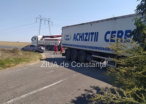 Accident rutier pe DN22 Constanța Tulcea în intersecția de la Sibioara. Un autotren și un autoturism, implicate (GALERIE FOTO VIDEO)