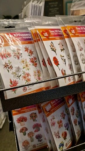 De kast met easy 3D toppers (dus kant en klaar voor gebruik) aangevuld...misschien iets te vol...🤭 | Handmade Hobby