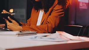 Download UX designer planning phone app development template layout wireframe design at modern office. for free