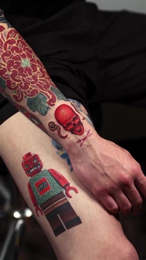 Vivid red skull brought to life by @lifo_art & @pittakkm ❤️🖤