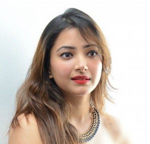 Shweta Basu Prasad Height, Age, Husband, Family, Biography & More » StarsUnfolded