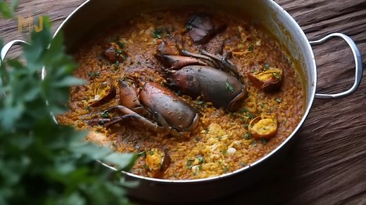 Receta de arroz con bogavante meloso (no caldoso), un plato ideal para los amantes del marisco y los arroces melosos. Es una preparación fácil y rápida de hacer, con la que triunfaremos por todo lo alto ante nuestro invitados más exigentes. Adaptación de la receta que el famoso cocinero andaluz Dani García hace y sirve en su restaurante Lobito de Mar. Aunque este arroz de bogavante esté pensado para Navidad, en realidad se puede comer todo el año. ················································