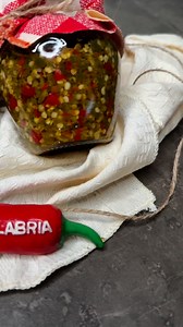 Immergiti in un’esperienza autenticamente calabrese: in questo video ti mostro come realizzare in casa un’irresistibile conserva di peperoncini piccanti macinati sott’olio, proprio come da tradizione! Dopo aver selezionato i migliori peperoncini calabresi (come il caratteristico “Diavolicchio Diamante” della zona di Cosenza) , li laviamo, li asciughiamo e – con tutte le precauzioni (guanti, mascherina, torchietto, occhiali…) – li sottoponiamo a un doppio trattamento di sale e aceto per preservar