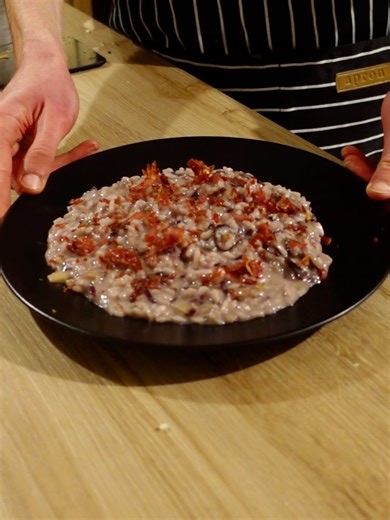 Radicchio, Gorgonzola & Crispy Speck Risotto Ingredients 320 g Carnaroli rice 200 g red radicchio 120 g sweet gorgonzola 100 g thinly sliced speck Hot vegetable broth 100 ml red wine 40 g grated Parmigiano Reggiano Extra virgin olive oil Black pepper and salt, to taste Balsamic vinegar Preparation 1. Crispy Speck Preheat the oven to 200°C (390°F). Lay the speck slices on a baking tray lined with parchment paper, making sure they don’t overlap. Bake for 5–7 minutes until crispy. Drain on paper to