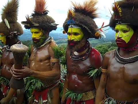 Papua New Guinea—Huli "wigmen" dance