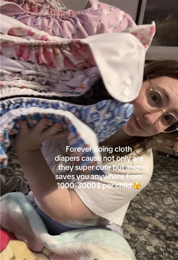Honestly there’s so many benefits to cloth diapers, my baby never has blow outs or diaper rash and she looks so adorable in them 🥹🩷😂 #diapers #momtok #crunchymama #clothdiapermama #sahm