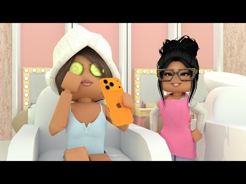 SOPHIE HAS A GLOW UP FOR HIGH SCHOOL! *DYES HER HAIR!* Roblox Bloxburg Voiced RP Roleplay