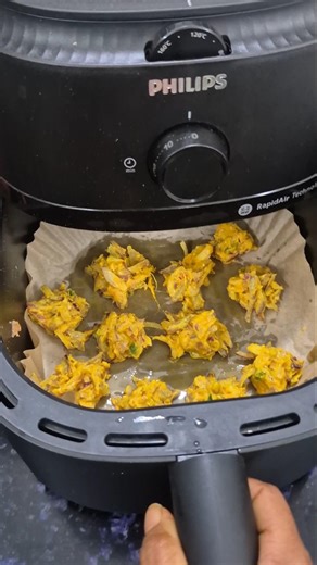 Crispy Onion Pakoda in Air Fryer....#shorts #youtubeshorts #shortsfeed #airfryer#onion #pakoda#viral