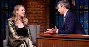 Yvonne Strahovski Admits She’s Slowly Losing Her Australian Accent on ‘Late Night’!