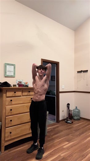 Leaning out #gymtok #lifting #gym #bodybuilding #posing