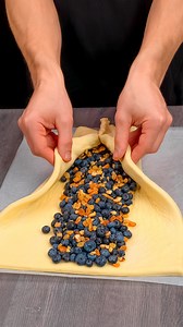Dessert in 5 minutes! Just puff pastry and blueberries Ingredients condensed milk: 70 g (2.5 oz) blueberries: 600 g (21 oz) puff pastry: 800 g (28 oz) walnut: 100 g (3.5 oz) raisins: 100 g (3.5 oz) eggs: 1 pc blueberries: 50 g (1.8 oz) brown sugar: 50 g (1.8 oz) almond flakes: 100 g (3.5 oz) sugar: 100 g (3.5 oz) butter: 50 g (1.8 oz) water: 100 ml (3.4 fl oz) ground coffee: 30 g (1.1 oz) milk: 300 ml (10 fl oz) brown sugar: 40 g (1.4 oz) vanilla essence: 5 ml (0.2 fl oz) Sauce water: 150 ml (5.