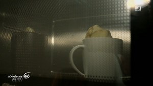 Eine Zimtschnecke aus der Mikrowelle? Oder Marmelade? #AbenteuerLeben probiert's aus. Die Lecker Checker Seraphina Kalze und Kimmo Wiemann testen Tricks aus Internet-Videos, die alle mit dem meistunterschätzten Gerät der Küche zu tun haben: Der Mikrowelle. #watch | Abenteuer Leben