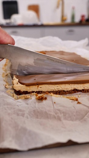 Delicious Biscoff Cheesecake Bar Recipe | Fitwaffle