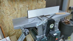 La bonne utilisation d'un outil passe avant tout par un bon réglage. Steve and Wood vous explique en vidéo, comment régler à 90° le guide perpendiculaire de la raboteuse HC 260 Metabo. 👇 #metabo #powertools #metabopowertools #outils #outillage #bois #menuiserie #travaildubois #travaux #chantier #renovation #artisan | Metabo