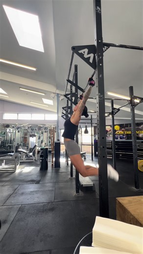 WOD from Saturday 🙋🏻‍♀️ 21-15-9 Row cals Alt db snatch T2B Rest half the time it took to complete then into 21-15-9 Row cals Db hang clean & jerk C2B #crossfit #wod #nztiktok