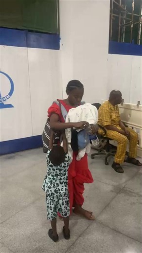 Monsieur le Président Brice Clotaire Oligui, cela fait maintenant trois jours que des passagers gabonais en provenance du Bénin sont bloqués au Nigeria 🇳🇬. À la suite d’un problème technique, leur avion de la compagnie Fly Gabon a dû atterrir d’urgence. Depuis, ils sont livrés à eux-mêmes à l’aéroport, sans prise en charge, sans hébergement ni nourriture. Parmi eux se trouvent des enfants et des personnes qui n’ont plus de moyens financiers. Nous vous demandons humblement d’intervenir afin de 