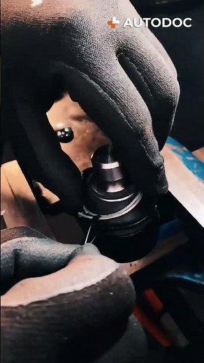 Comment insérer facilement la bague de retenue sur une rotule ? | AUTODOC #shorts