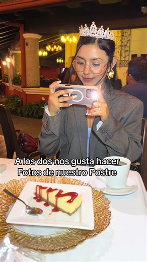 Siempre primero la respectiva foto al postre @Pao Gonzalez ✨️ #parejasgoals #esposa #contenidoparejas #postres