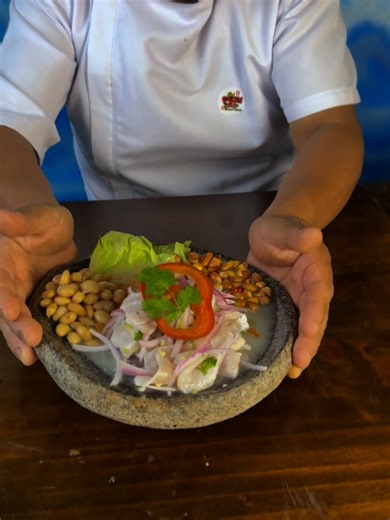 ¡PREPÁRATE! Llegó el Rey de la Mesa 🐟🍋🎸 El ceviche que nos consagró como Huarique Ganador 🏆 Pescado del día, limón en su punto y el toque perfecto : picante, atrevido y bien peruano 🔥 No es solo un ceviche. Es el sabor que premiaste. 📍 Nuevo Chimbote - Satélite Mz E Lt 9 (Ref. a una cuadra de la posta - casa de tres pisos) 📍 https://maps.app.goo.gl/AKNs1kUUivXRgSvP7 ⏰ 11:00 a.m. - 5:00 p.m. #cevicheriaperuana #huariques #SaboresMarinos #cevicheperuano #Chimbote #NuevoChimbote#delperucaraj