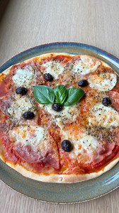 Quoi de mieux qu’une pizza faite maison ? 🍕😋 Ingrédients : 1 pâte à pizza 1 Pot de sauce tomate 2 tranches de jambon de Paris 12 olives noires 1 boule de mozzarella 1 brin de basilic Huile d’olive sel Poivre Origan Préparation : 1. Préchauffez le four à thermostat 8 (240°C). 2. Déroulez la pâte à pizza puis étalez la sauce tomate. 3. Garnissez de jambon, répartissez les tranches de mozzarella, les olives, et arrosez d’huile d’olive. 4. Ajoutez le gruyère puis assaisonnez avec le sel, le poivre