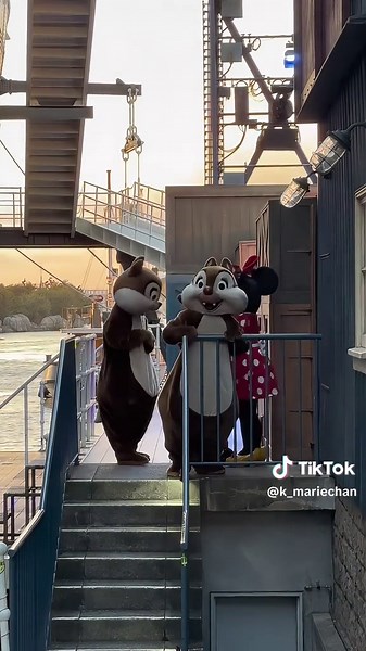 ミキミニのイチャイチャにあきれちゃうチプデ…💭💞 #disney #tokyodisneyresort #disneytiktok #disneysea #mickey #mickeymouse #minnie #minniemouse #chipanddale #ディズニー #ディズニーリゾート #ディズニーシー #ミッキー #ミッキーマウス #ミニー #ミニーちゃん #チップとデール #ジャンボリミッキー #裏ジャンボリ