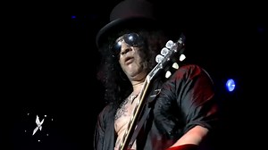 3.9M views · 137K reactions | Slash ft. Myles Kennedy and The Conspirators - Sweet Child O' Mine A 33 años de su lanzamiento como single.  Mandarine Park. Costanera Norte. 2015 Completo en ➡️ youtu.be/qUr19hLEEr8 | Vorterix | Facebook