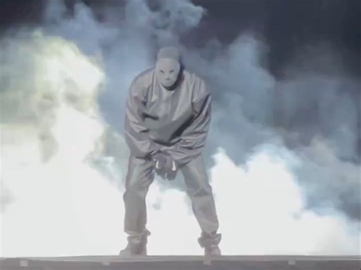 NEW | Ye 和 Rich The Kid and Ty Dolla Sign 在Rolling Loud的舞台上表演冠单”CARNIVAL”