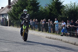 Paweł Karbownik, wicemistrz świata w stuncie motocyklowym z Dubaju, gościł z pokazem w Witosławiu