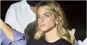 Χρυσή Βαρδινογιάννη: Απλή, με ελάχιστο μακιγιάζ και επιμελώς ατημέλητο hairlook στη νέα της έξοδο