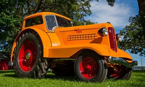 Swiss Army Knife of farm implements: 1938 Minneapolis Moline UDLX Comfortractor