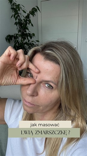 Lwią zmarszczkę da się wygładzić… i to bez botoksu! 🐯✨ trzeba ja masować :) The corrugator supercilii — mięsień marszczący brwi - to właśnie ten "uparciuchowy" mięsień „winimy” za lwią zmarszczkę. Ale dobra wiadomość? 💫 Możesz go rozluźnić, wygładzić i uspokoić dzięki regularnemu masażowi i aplikacji taśm! Masuj codziennie rano, nawet wtedy, gdy zastanawiasz się, co napisać w mailu 😉💌 A jeśli robisz masaż wieczorem — po nim, na noc zrób „serduszkową” aplikację taśmy na lwią zmarszczkę - znaj