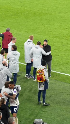 Our boss and Stuart MacFarlane celebrate winning the big one! Did Stuart give the team another speech before the match??? #Arsenal 4-1 Tottenham 🔴⚪️💪🤣 | P Kwan Gooner