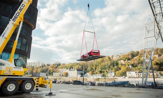 Vidéo - Une Ferrari F40 hissée dans le ciel de Lyon