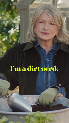 Growing a lush, green garden like Martha Stewart starts with the right products. Shop Miracle-Gro potting mix, plant foods and more. | Lowe's Home Improvement