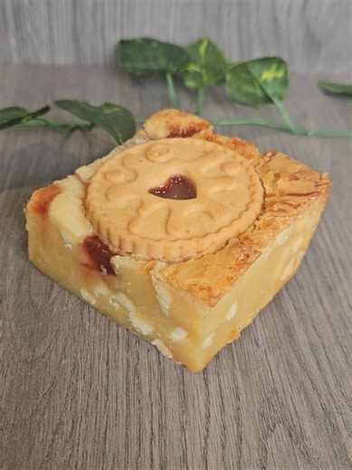 Jammie Dodger Blondies will be back in the cupboard tomorrow 😍 Soft blondie, white chocolate chunks & that classic jam biscuit on top ❤️ 📍 Tarleton – 6 Stop Lock Court PR4 6ET 📍 Banks – 34 Abrams Fold PR9 8AL #CakeCupboard #Tarleton #Banks #TraybakeLove #Blondie JammieDodger NorthWestBakes SupportLocal TreatYourself