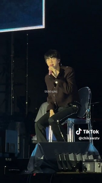 Armys & Running Wild High Notes will forever be iconic 😭 Seok Jin’s reaction is so valid 😂😂😂😂 #jin #jinbts #btsjin #armybts #btsarmy #btsconcert #runseokjin