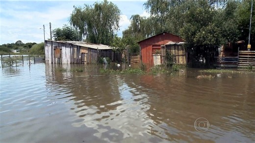 Enchentes no Rio Grande do Sul deixam 12 cidades em situação de emergência