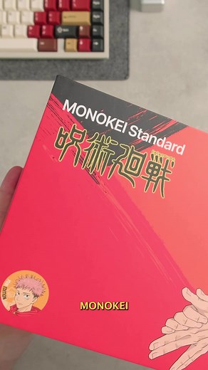 Pretty cool collab between @MONOKEI and Jujutsu Kaisen — i really love this anime so you better believe this keyboard is staying in my collection and seeing some use. But for real the board is pretty solid and really the only thing that i feel could be tuned a slight bit better are the stabilizers. #jujutsukaisen #anime #mechanicalkeyboard #keycaps