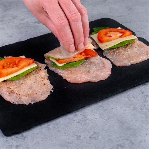 184K views · 2.3K reactions | J'en fais 10 par minute ! Les roulades de blanc de poulet les plus simples Ingrédients: blanc de poulet - 500 g sel - 5 g poivre noir - 3 g épinards - 50 g fromage à pâte pressée - 100 g tomates - 2 pièces Taille du moule 30 X 40 cm AU FOUR À 200 ˚C/30 MIN | Savoureux.tv | Facebook