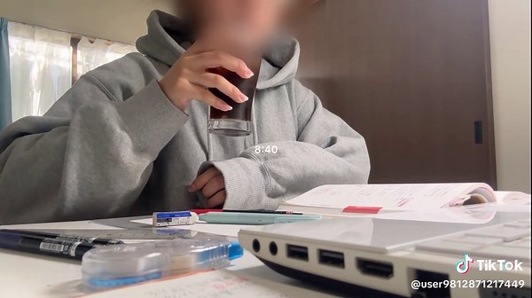 total : 10h 33min 今日は久しぶりに遅く起きました。 新しい文房具かって、モチベ上げます。 参考書かいてみたけど、なかなかに難しい😓 もっと頑張る。 今日から休みの人も居れば、休みじゃない人もいるね、無理せず頑張ろう。 お疲れ様でした。 #studytok #fyp #勉強 #studymotivation #study #vlog #日常 #motivation #studyvlog