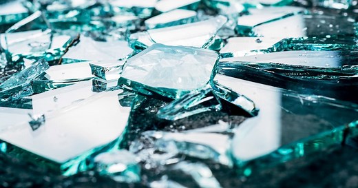 Quelle est la signification d'un verre cassé : ça porte bonheur ou malheur ?