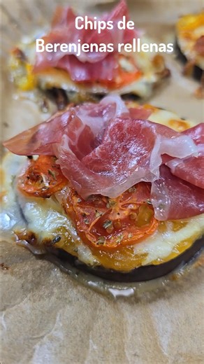 Delicioso Chips de Berenjena un snack Saludable y Sabroso - Ideas de Cenas. Si estás buscando un aperitivo delicioso y original, los chips de berenjena son la opción perfecta. Con ingredientes sencillos y un toque de creatividad, sorprenderás a todos en tu próxima reunión. Son fáciles de hacer y combinan sabores únicos que harán que todos en casa quieran más. ⬇️⬇️⬇️⬇️⬇️⬇️⬇️⬇️⬇️⬇️⬇️⬇️⬇️⬇️⬇️⬇️⬇️ INGREDIENTES: Berenjena Mermelada de melocotón o la que mas te guste Queso de cabra Tomates variedad ch