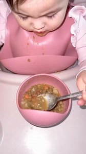 ¿Buscas un almuerzo fácil, rápido y nutritivo para tu bebé de 6 meses? Esta sopita de lentejas es una excelente opción porque aporta hierro, vitaminas y energía con ingredientes sencillos y naturales. Las lentejas ayudan a prevenir la anemia, mientras que la zanahoria y la papa aportan nutrientes clave para su crecimiento. Una receta ideal para iniciar la alimentación complementaria de forma balanceada, suave y respetuosa con la pancita de tu bebé. Guarda esta idea y acompaña esta etapa con más 