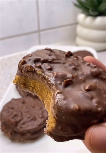 Reese’s pie 😋 Sastojci: \t•\t100 g McVitie’s keksa (sitno samljevenih) \t•\t30 g pereca (precla), usitnjenih \t•\t200 g kikiriki maslaca \t•\t30 g običnog omekšalog maslaca \t•\t50 g šećera u prahu \t•\t40 g sitno drobljenog kikirikija \t•\t200 g čokolade \t•\t1 kašika ulja \t•\t1 kupovna “layers” kora (za rezanje krugova) Priprema: \t1.\tPripremi punjenje (Rizis smjesu): U zdjeli pomiješaj kikiriki maslac, omekšali maslac i šećer u prahu. Dodaj mljevene McVitie’s kekse i usitnjene perece. Sve 