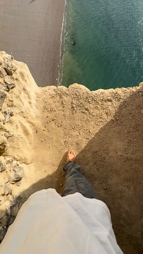 Oops… 😳 Please don’t try this! It’s actually a really dangerous spot. I had my left hand holding onto a secure grip the whole time in case I slipped. | Sebastian Schieren