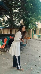 CAPILLARY ACTION??? Watch how science sneaks up on us—one tiny sip at a time! In this experiment, we show capillary action in a fun way as water magically climbs up the paper and spreads the color, making our flower “come alive.” It may look like a magic trick, but it’s actually science at work: water moves through small spaces because of attraction between water molecules and the paper. Proof that learning science doesn’t have to be boring—sometimes, it just likes to rise and surprise! 🌸😄 ⚠ D