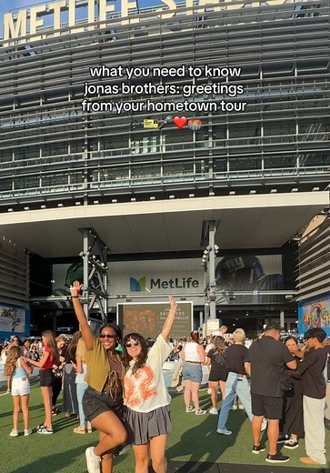 Here’s what you need to know before attending #GreetingsFromYourHometown Tour 🏡🎶🎫 Where are you seeing @Jonas Brothers this year?! Setlist: @Kristal Clear bag: @Kristal #jonasbrothersconcert #concerttips #livenationpartner @Live Nation Concerts #jonasbrothers #jonas20 #jonascon